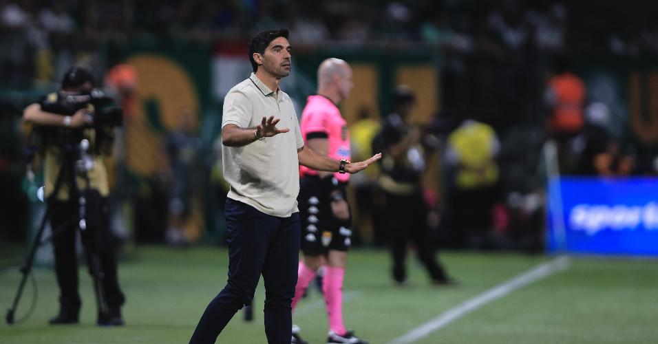 Abel Ferreira, técnico do Palmeiras, reage no banco de reservas durante final do Paulistão contra o Corinthians