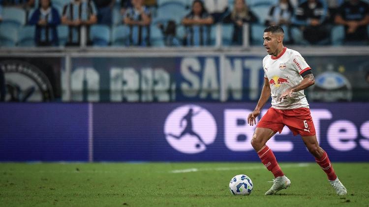 Gabriel Girotto em ação com a camisa do Red Bull Bragantino em jogo contra o Grêmio Gabriel Girotto em ação com a camisa do Red Bull Bragantino em jogo contra o Grêmio