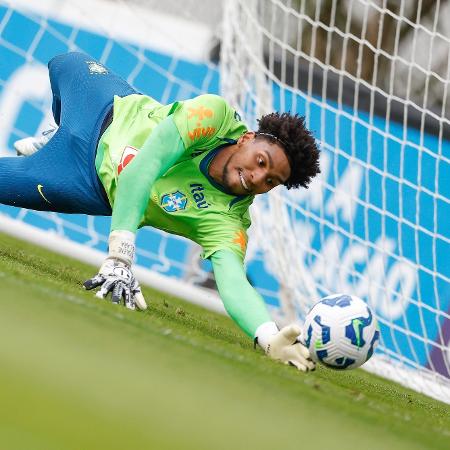 O goleiro Hugo Souza durante treinamento com a seleção brasileira no CT Joaquim Grava, em São Paulo. O goleiro Hugo Souza durante treinamento com a seleção brasileira no CT Joaquim Grava, em São Paulo.