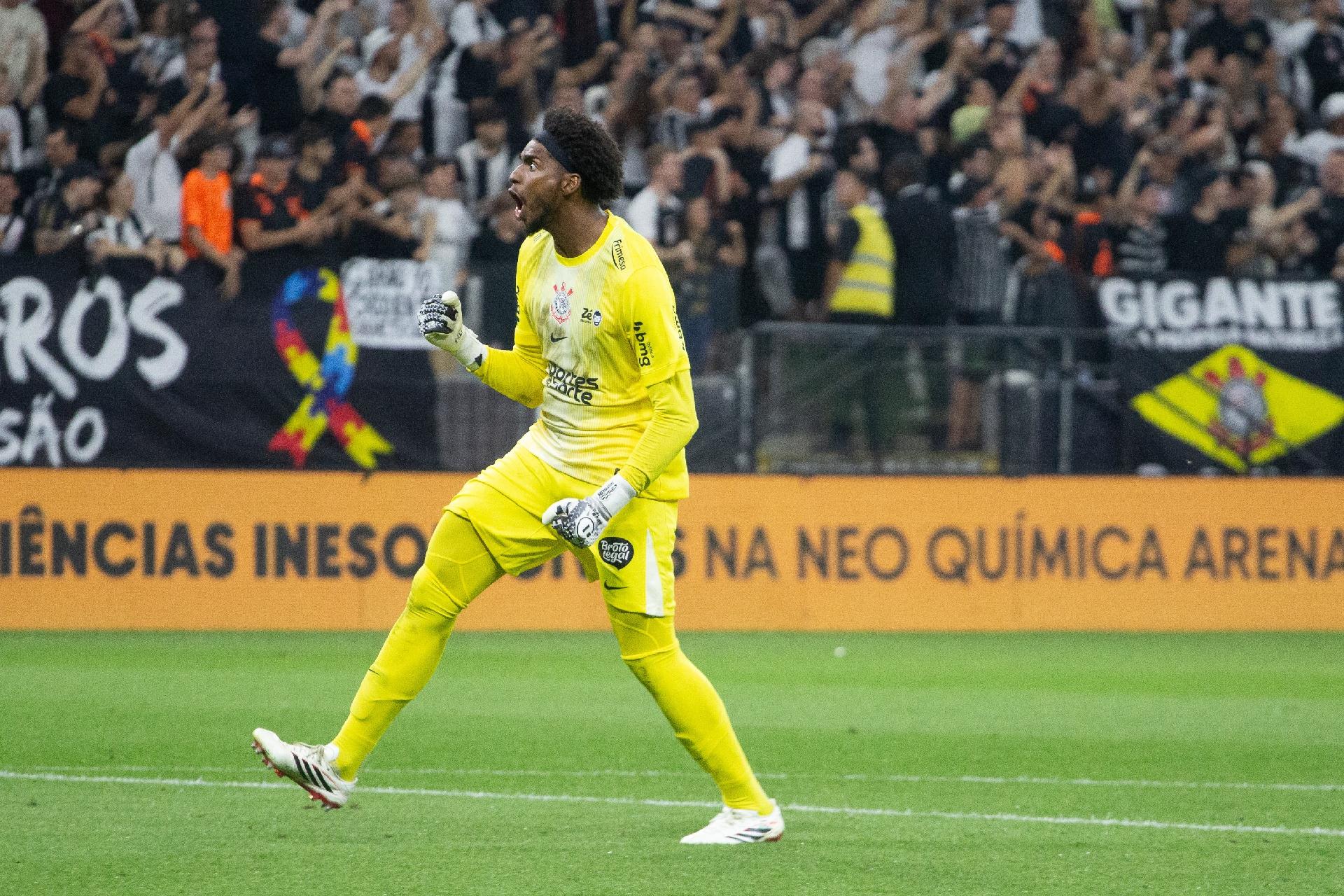 Hugo Souza celebra mais um pênalti defendido contra o Bragantino - undefined