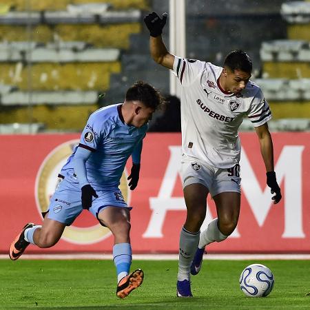 Luis Paz e Kevin Serna disputam a bola em Bolívar x Fluminense, pela Libertadores