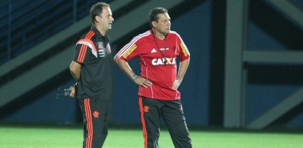 Gabriel Skinner e Vanderlei Luxemburgo durante trabalho no Flamengo em 2015 - Gilvan de Souza/ Flamengo