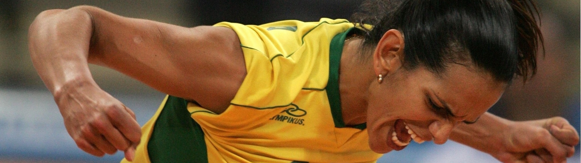 Virna comemora ponto marcado pela seleção brasileira na Olimpíada de Atenas, em 2004