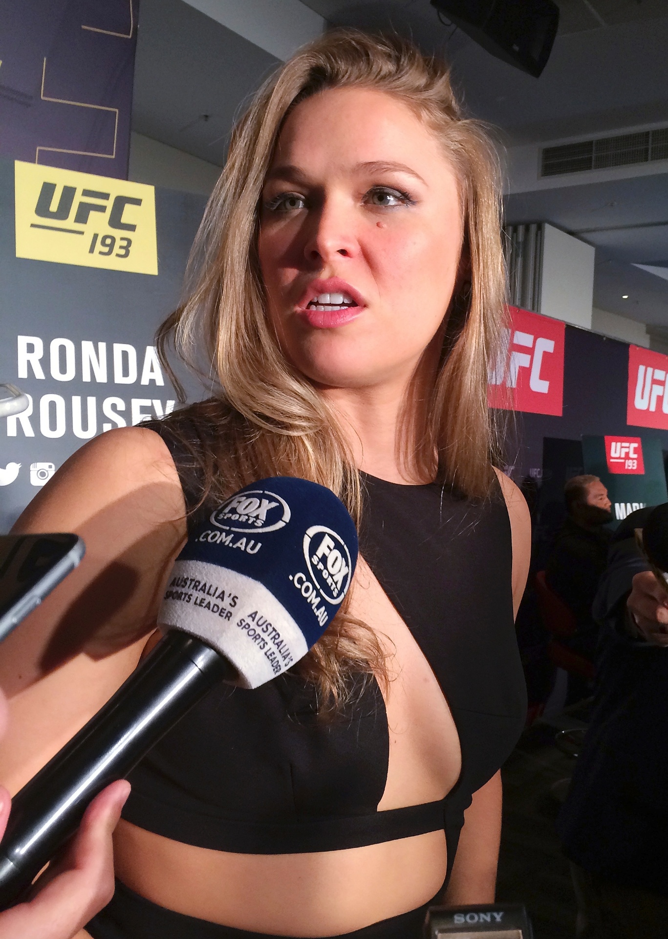 Ronda Rousey capricha no vestido e exibe decote ousado na entrevista coletiva do UFC 193 - AP