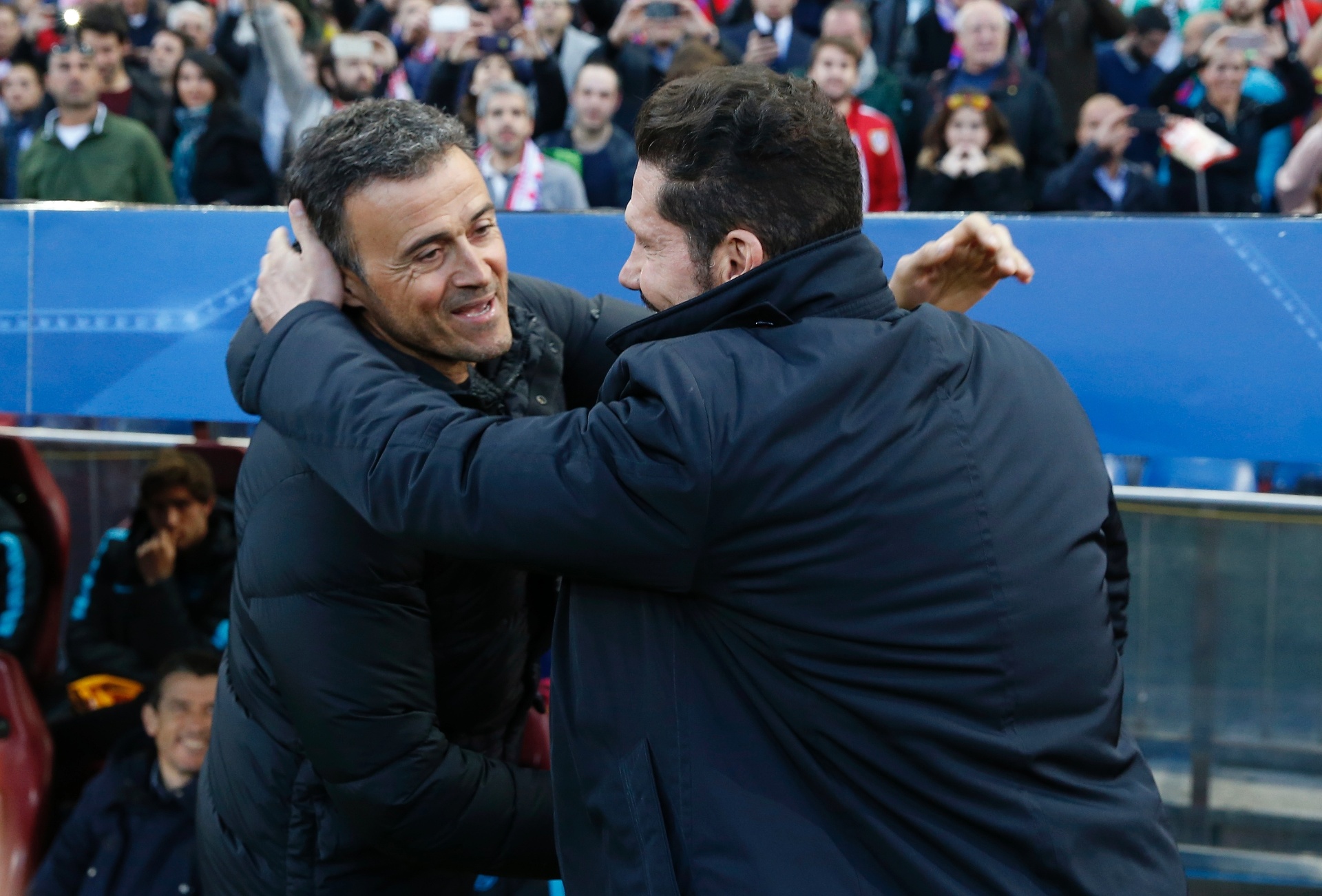 Luis Enrique e Diego Simeone se cumprimentam antes de jogo decisivo entre Barcelona e Atlético de Madri pela Liga dos Campeões - Sergio Perez/Reuters