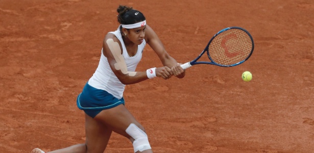 Teliana Pereira rebate bola em partida contra Serena Williams - REUTERS/Gonzalo Fuentes 