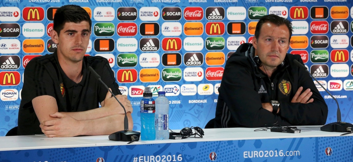 Thibaut Courtois e Marc Wilmots, técnico da Bélgica, durante coletiva em 2016; goleiro hoje quer processar o ex-técnico - REUTERS