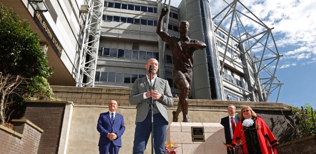 Shearer, que marcou mais de 200 gols com a camisa do Newcastle, recebe homenagem - Ed Sykes/Reuters