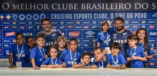 Nada de profissionais da imprensa. Willian e Sóbis foram entrevistados pela criançada - Pedro Vilela/Light Press/Cruzeiro