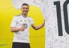 Despedida de Podolski teve camisa gigante e até elogio de goleiro rival - Reprodução