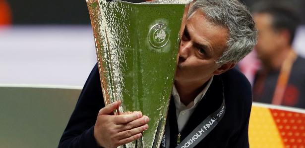 Mourinho beija a taça de campeão da Liga Europa pelo United - AFP PHOTO / Odd ANDERSEN