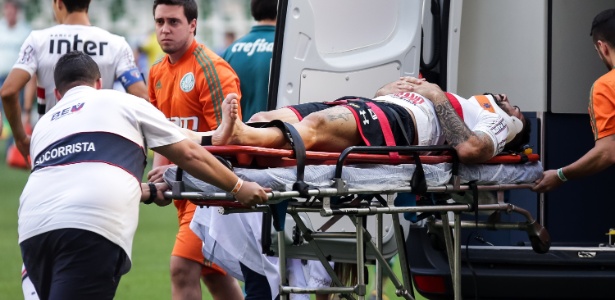 Lucas Pratto foi retirado do estádio de ambulância - RODRIGO GAZZANEL/FUTURA PRESS/FUTURA PRESS/ESTADÃO CONTEÚDO