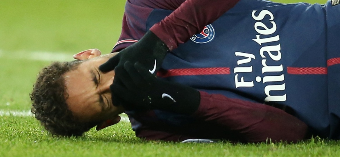 Neymar chora após se machucar na partida entre PSG e Olympique de Marselha - REUTERS/Stephane Mahe