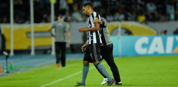 Yago é retirado de campo durante jogo entre Botafogo e Ceará - Thiago Ribeiro/AGIF