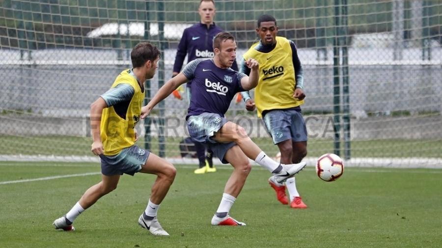 Arthur e Malcom participam de treino do Barcelona - Divulgação/Barcelona