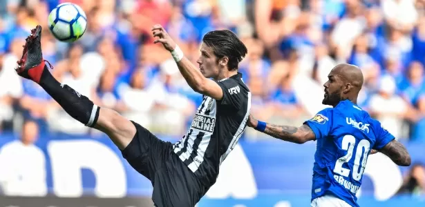Iago Maidana é pressionado por Bruno Silva durante clássico Cruzeiro x Atlético-MG - Pedro Vilela/Getty Images - Pedro Vilela/Getty Images