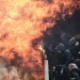 Torcedores do Ajax tentam se proteger de ataque com coquete Molotov no estádio Olímpico de Atenas - Aris Messinis/AFP Photo