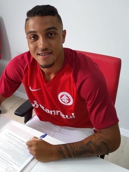 Lateral esquerdo Raphinha assina contrato com o Internacional - Arquivo Pessoal