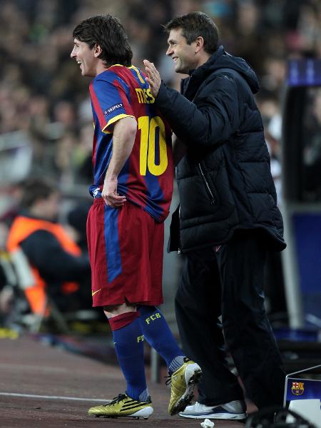 Messi e Tito Vilanova sorriem durante jogo do Barcelona - Mike Egerton - EMPICS/PA Images via Getty Images