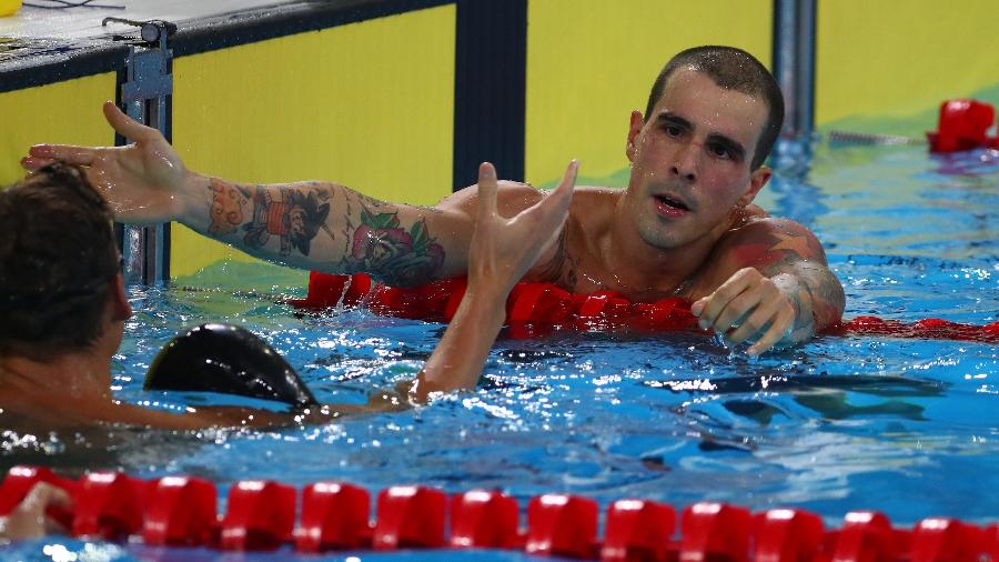 Bruno Fratus cumprimenta Pedro Spajari após vencer os 50m livre no Pan - Pilar Olivares/Reuters