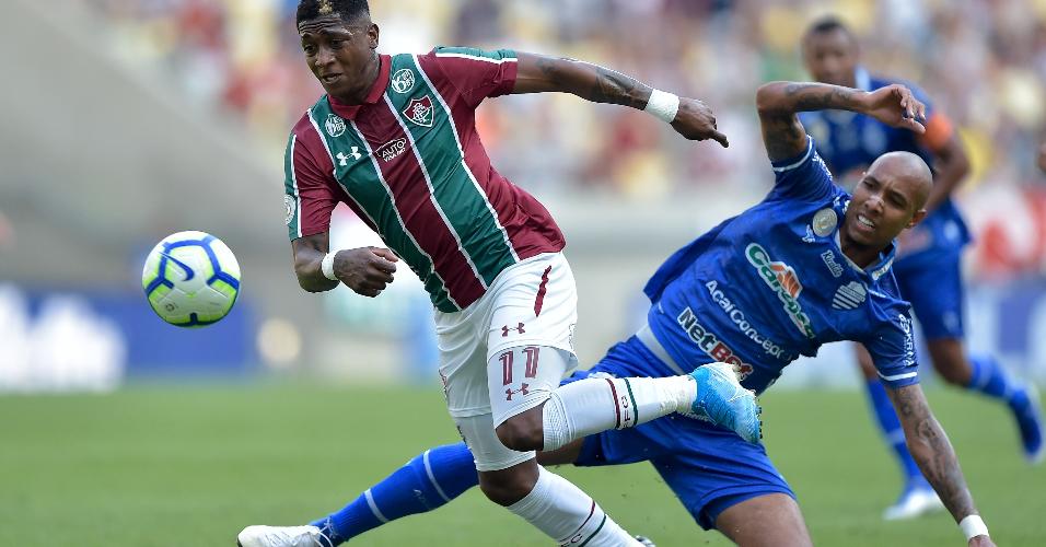 Yony Gonzalez, do Fluminense, disputa a bola com jogador do CSA