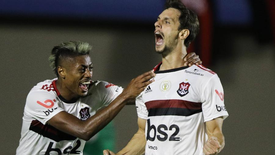 Rodrigo Caio, do Flamengo, comemora seu gol com Bruno Henrique durante partida contra o Goiás pelo Campeonato Brasileiro - Heber Gomes/AGIF