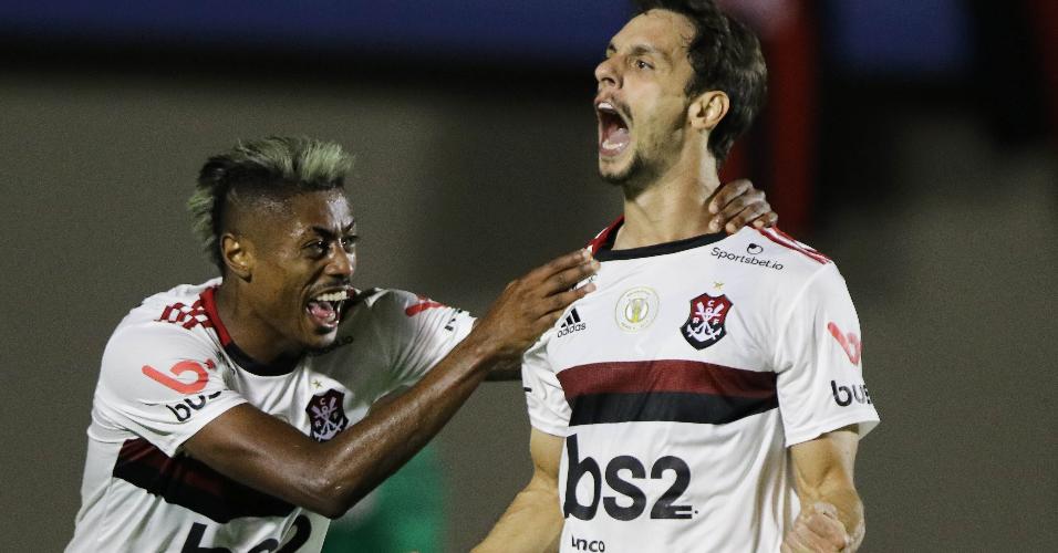 Rodrigo Caio, do Flamengo, comemora seu gol com Bruno Henrique durante partida contra o Goiás pelo Campeonato Brasileiro
