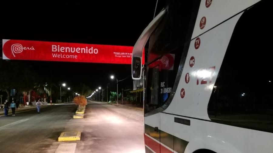 Ônibus com flamenguistas, na estrada desde sábado, entra no Peru na madrugada de quarta-feira. Foram mais de duas horas de burocracia para cruzar a fronteira - Diego Salgado/UOL