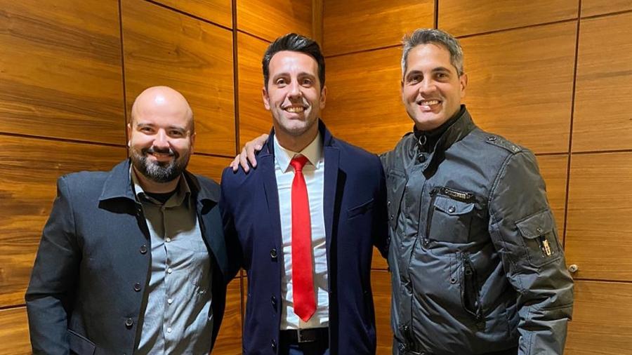 Rodrigo Santana (à direita), ao lado de Edu Gaspar (centro), diretor do Arsenal - Arquivo Pessoal