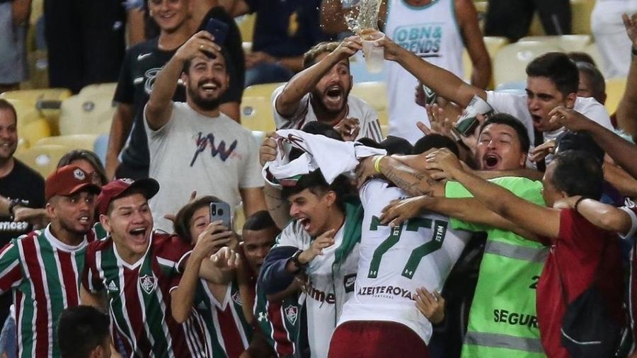 Nenê comemora gol do Fluminense contra o Flamengo junto com torcedores no Maracanã - Lucas Merçon/FFC