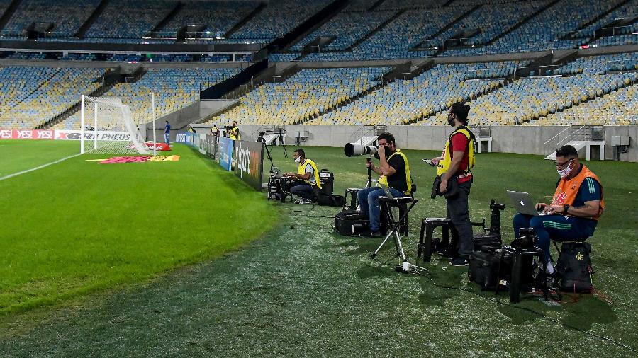 Jornalistas trabalhando em Bangu x Flamengo, partida que marca o retorno do Carioca - Thiago Ribeiro/AGIF