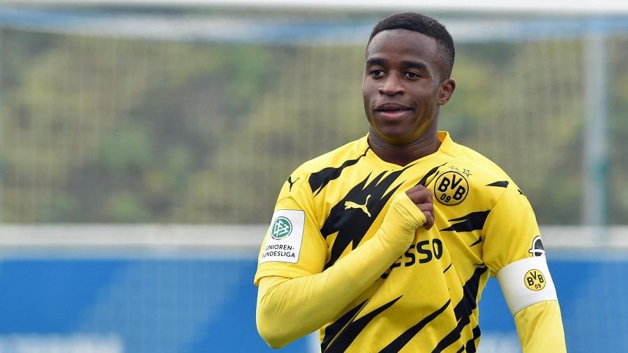 Youssoufa Moukoko completa 16 anos em 20 de novembro e poderá estrear pelo Dortmund - Getty Images