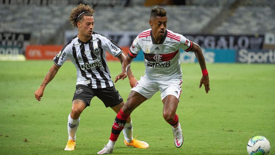 Guga, do Atlético-MG, e Bruno Henrique, do Flamengo, disputam a bola em duelo no Mineirão - Alexandre Vidal / Flamengo