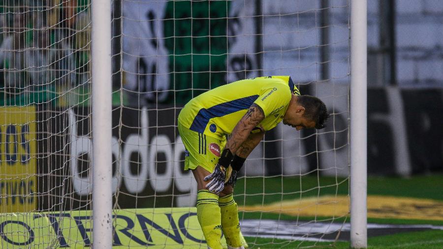 Fábio desabafou após derrota que decretou permanência do Cruzeiro na Série B - Fernando Alves/AGIF