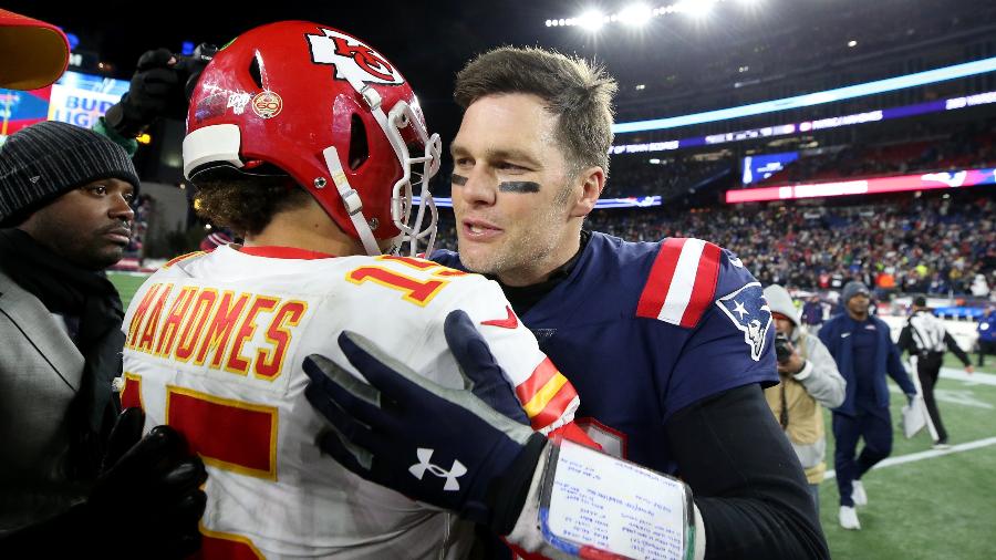 Patrick Mahomes (à esquerda) abraça Tom Brady (à direita) durante o duelo do Chiefs contra o Patriots em dezembro de 2019 - Maddie Meyer/Getty Images