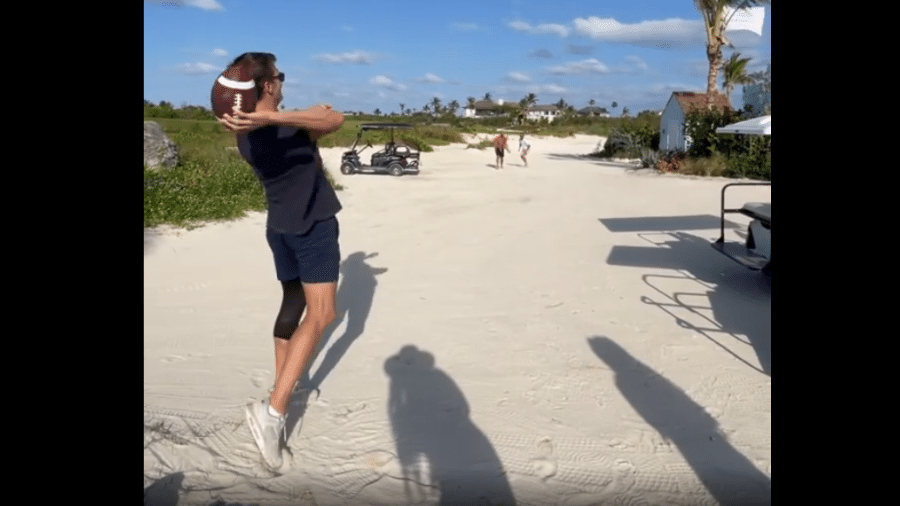 Tom Brady, David Beckham e milionário americano jogam futebol americano em praia das Bahamas - Reprodução/Instagram