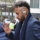 Neymar na saída do hotel onde o PSG ficou concentrado antes do duelo contra o Manchester City - Reprodução/Twitter