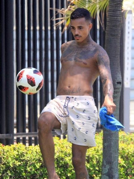 MC Livinho batendo uma bola no calçadão em praia do Rio - AGNews