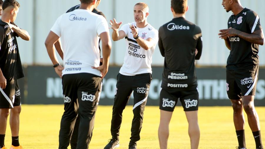 Sylvinho passa instruções aos jovens atletas do Corinthians  - Rodrigo Coca/ Ag. Corinthians 