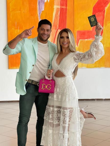Hulk comemora formatura da esposa, Camila Ângelo, em medicina  - Instagram