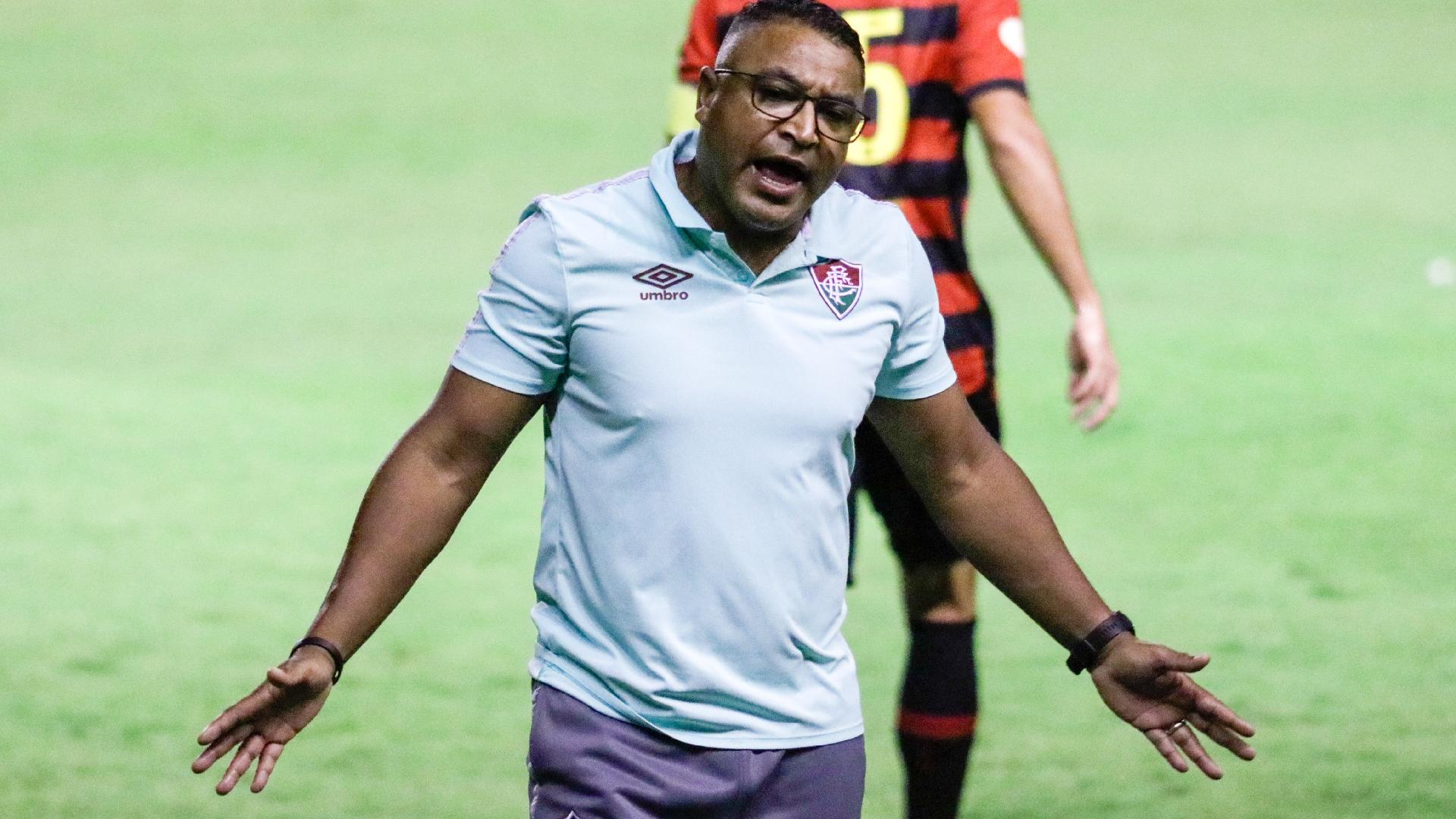 Técnico Roger Machado gesticula durante a vitória do Fluminense sobre o Sport, na Ilha do Retiro