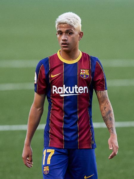 Gustavo Maia em partida do Barcelona B em novembro de 2020 - Alex Caparros/Getty Images