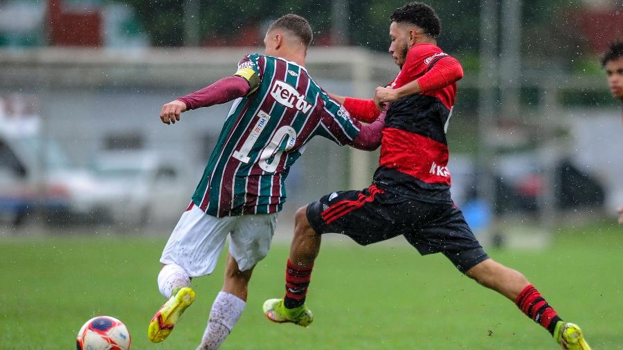 Arthur, jogador do Fluminense, disputa a bola com atleta do Flamengo, pela Taça Guanabara Sub-17