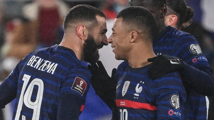 Benzema e Mbappé comemoram gol da França diante da Finlândia, em jogo válido pelas Eliminatórias Europeias - FRANCK FIFE / AFP
