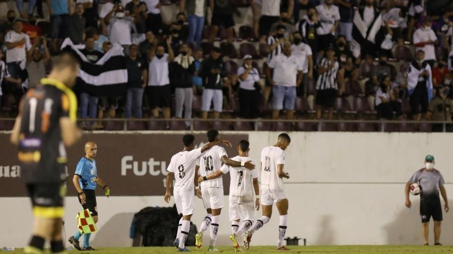 Rwan Seco comemora com jogadores do Santos seu gol contra o Mirassol, pela Copinha - Pedro Ernesto Guerra Azevedo / Santos FC