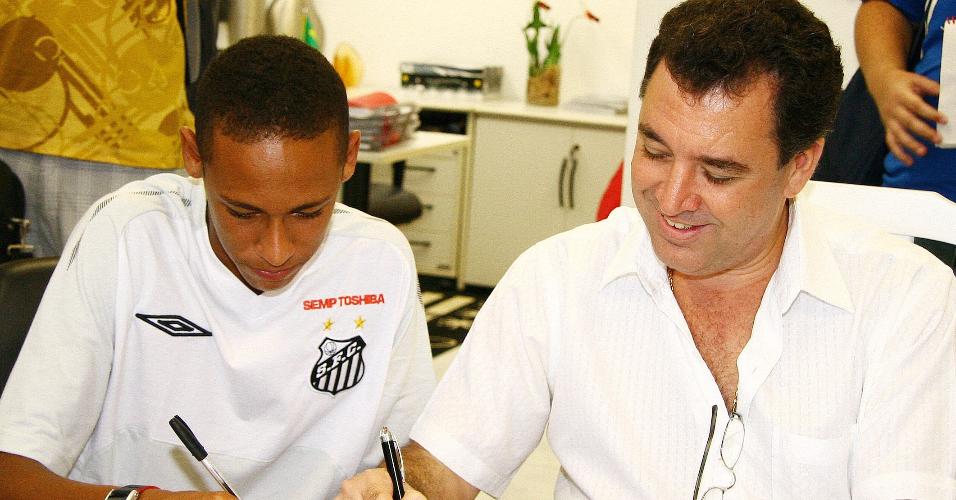 2009 - Neymar assina com Marcelo Teixeira, presidente do Santos, contrato por mais 5 anos