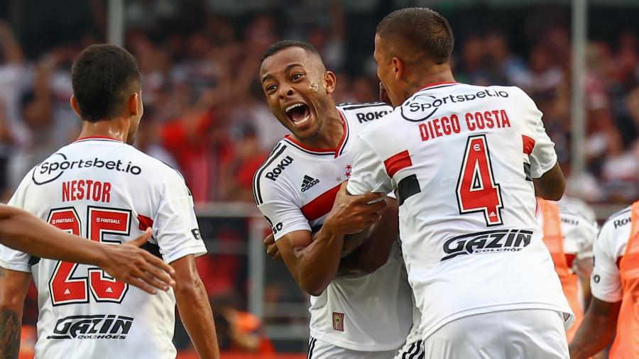 Welington, Nestor e Diego Costa comemoram gol do São Paulo contra o Corinthians - Marcello Zambrana/AGIF