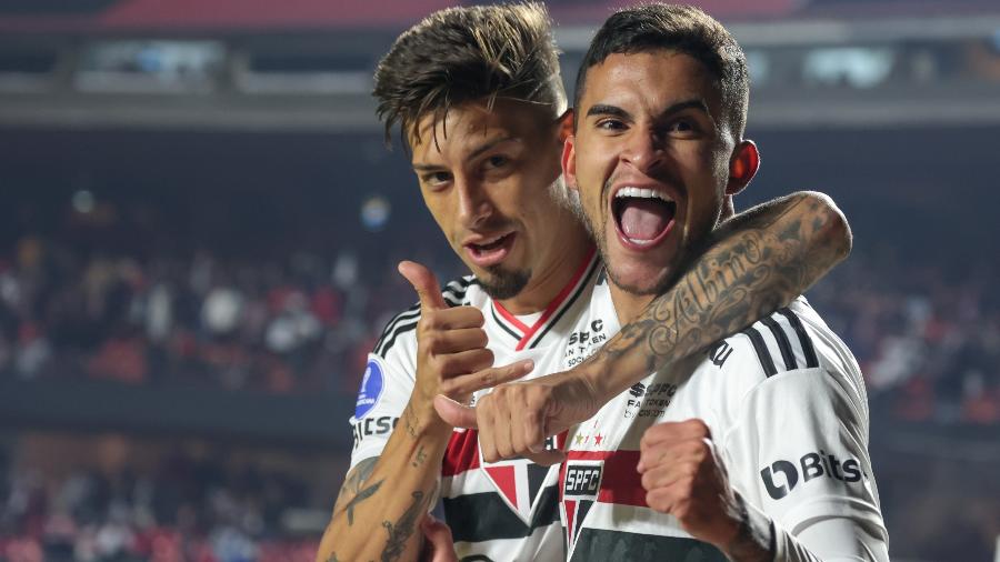 Nestor, jogador do São Paulo, comemora seu gol com Rigoni, em partida pela Copa Sul-Americana - Marcello Zambrana/AGIF
