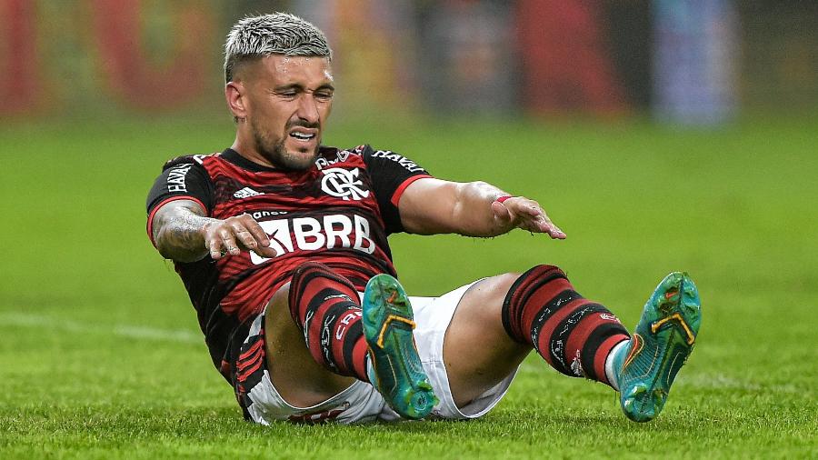 Arrascaeta sente dores durante Flamengo x Athletico, confronto válido pelas quartas de final da Copa do Brasil - Thiago Ribeiro/AGIF