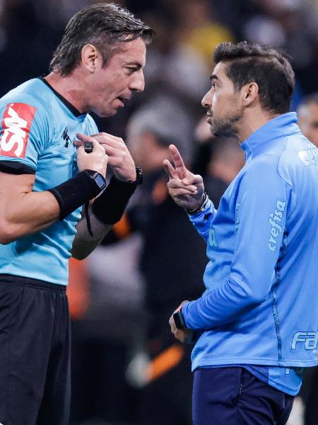 Abel Ferreira discute com o árbitro Raphael Claus; cena é recorrente aqui no Brasil - Alexandre Schneider/Getty Images